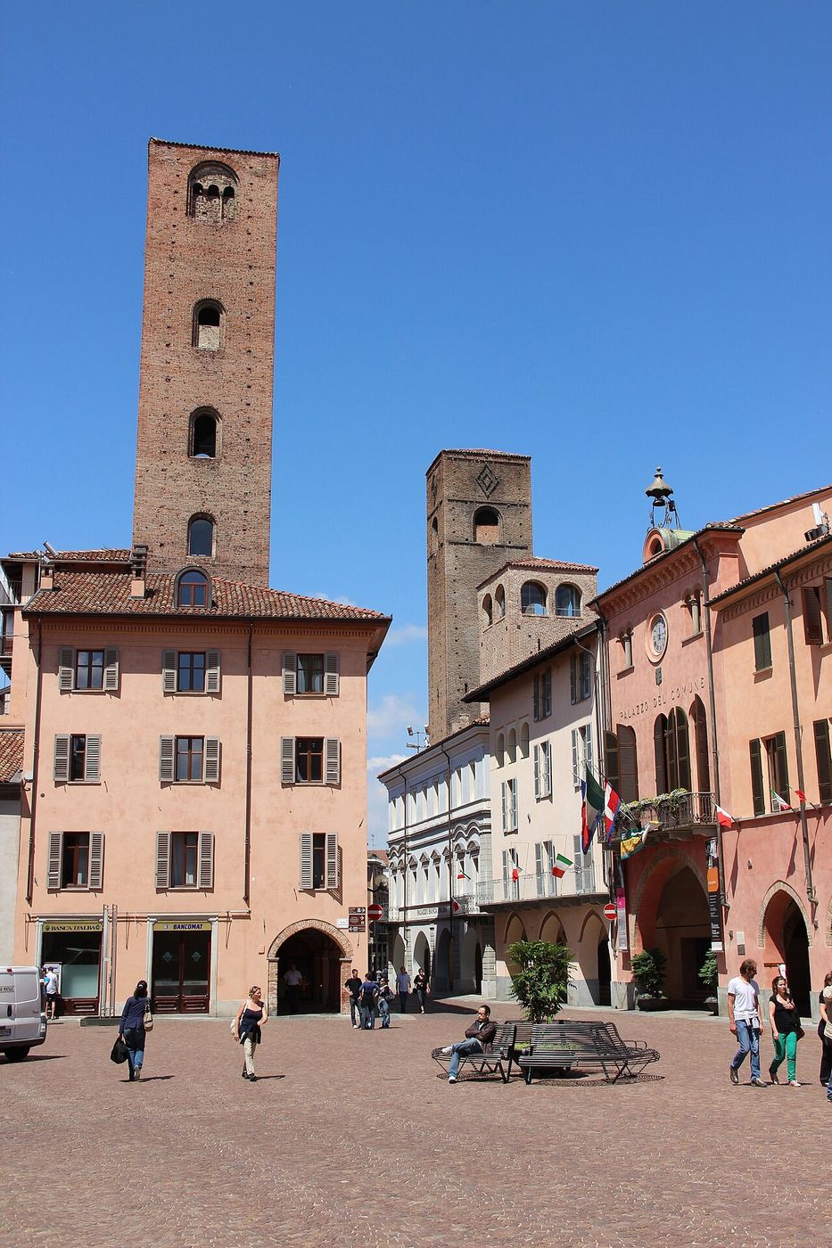 Le torri medievali di Alba sopra la piazza del centro storico