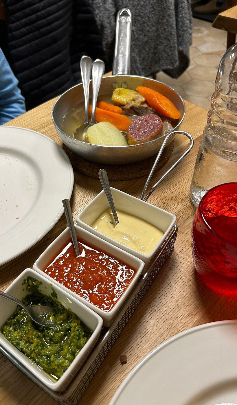 Bollito misto in padella con patate e carote, e le tre salsine: verde, rossa e chiara