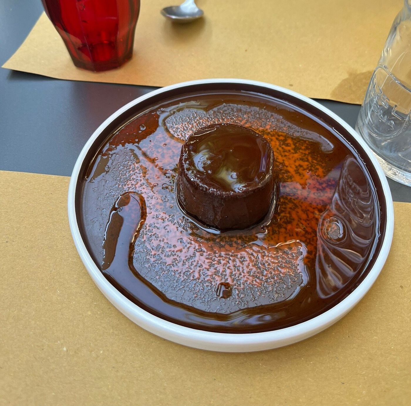 Bönet piemontese al cacao su un piatto