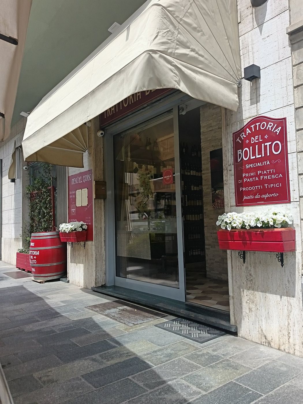 L’ingresso su via Don Alberione, con la tenda e l’insegna rossa