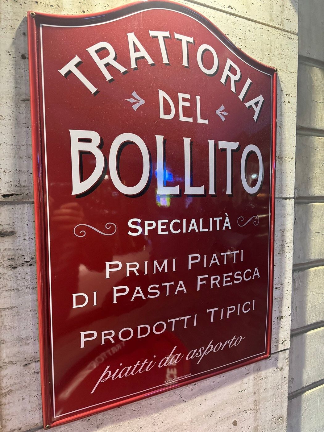 Insegna rossa: Trattoria del Bollito, primi piatti di pasta fresca, prodotti tipici, piatti da asporto