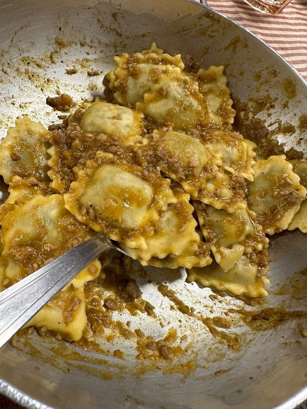 Ravioli quadrati al ragù in padella